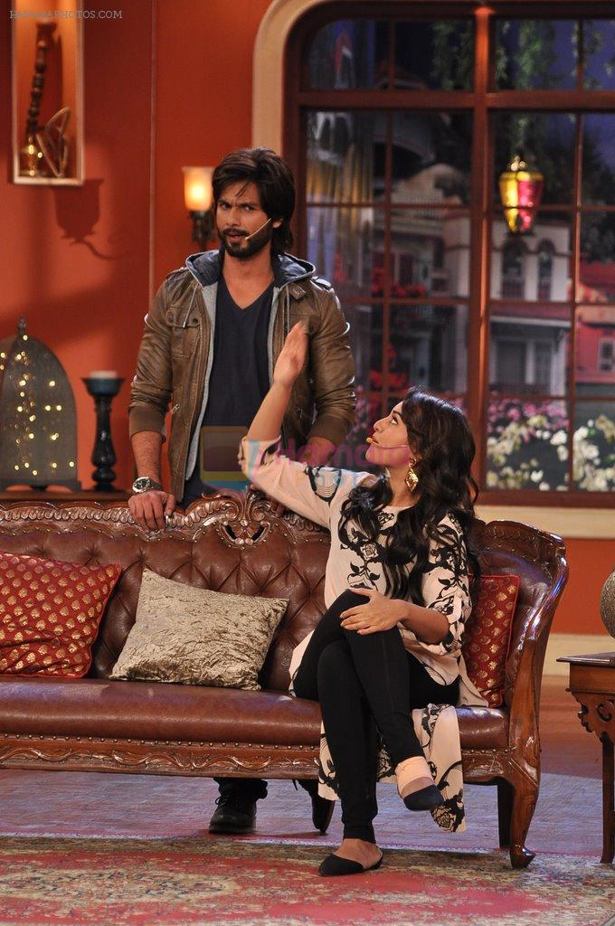 Sonakshi Sinha,Shahid Kapoor on the sets of Comedy Nights with Kapil in Mumbai on 4th Dec 2013