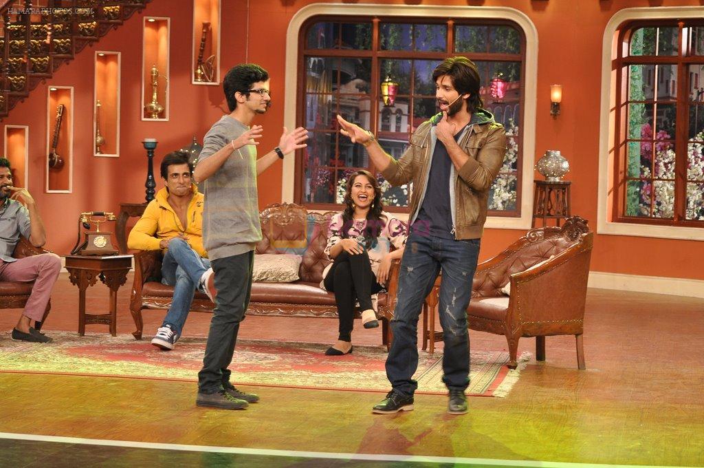 Shahid Kapoor on the sets of Comedy Nights with Kapil in Mumbai on 4th Dec 2013