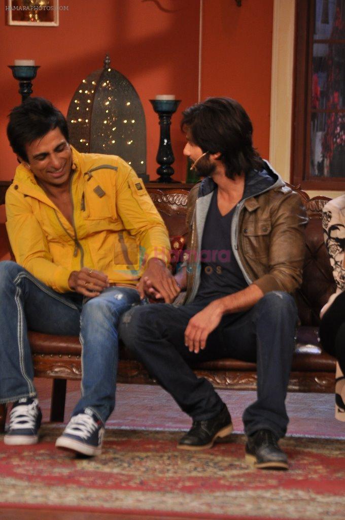 Sonu Sood, Shahid Kapoor on the sets of Comedy Nights with Kapil in Mumbai on 4th Dec 2013