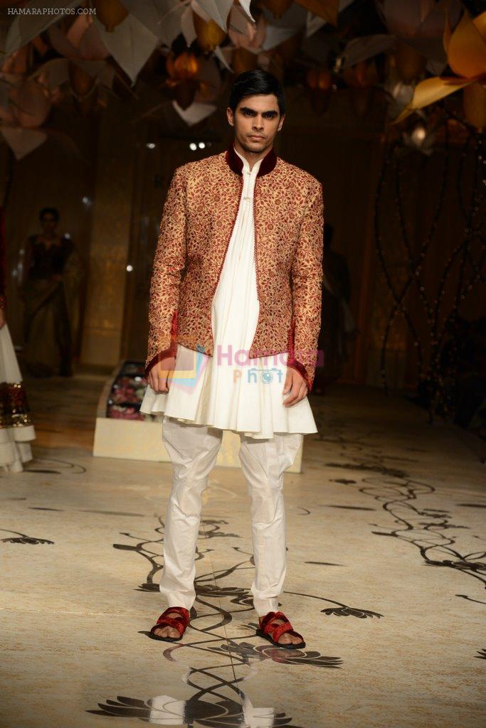Model walk the ramp for Rohit Bal Show at Bridal Fashion Week 2013 Day 6 on 4th Dec 2013