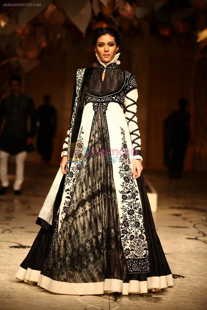 Model walk the ramp for Rohit Bal Show at Bridal Fashion Week 2013 Day 6 on 4th Dec 2013