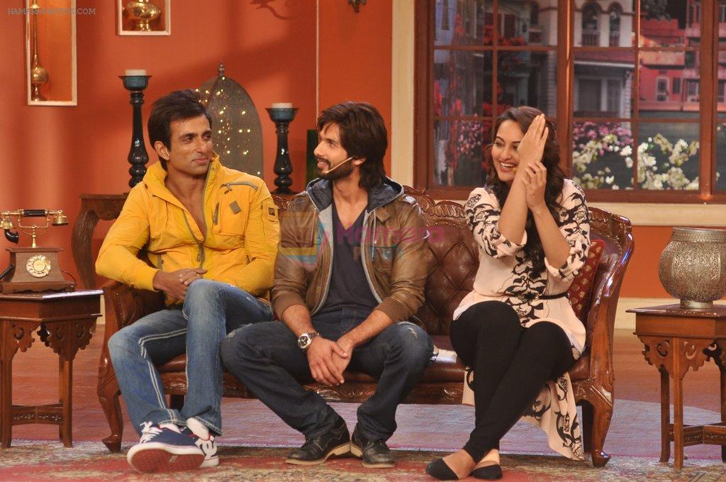 Sonakshi Sinha, Sonu Sood, Shahid Kapoor on the sets of Comedy Nights with Kapil in Mumbai on 4th Dec 2013