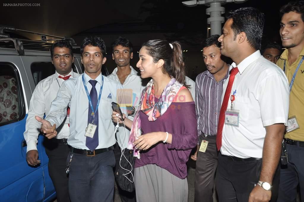 Shraddha Kapoor snapped at the Mumbai Airport on 9th Dec 2013
