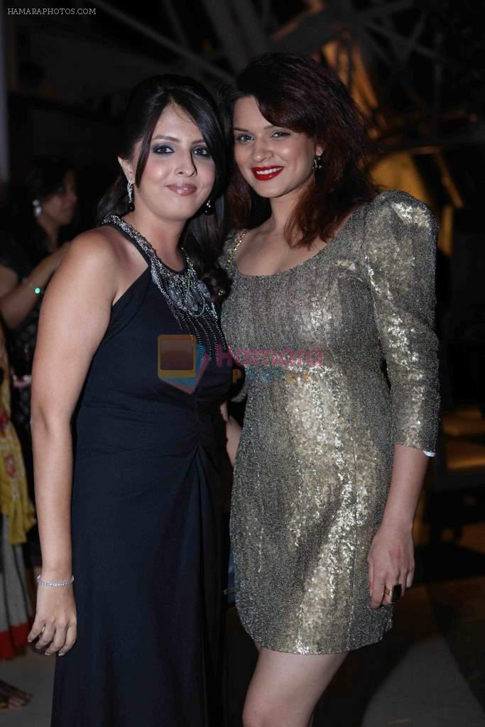 Aashka Goradia with Dolly Bhatter at India Forums.com 10th anniversary bash in mumbai on 9th Dec 2013
