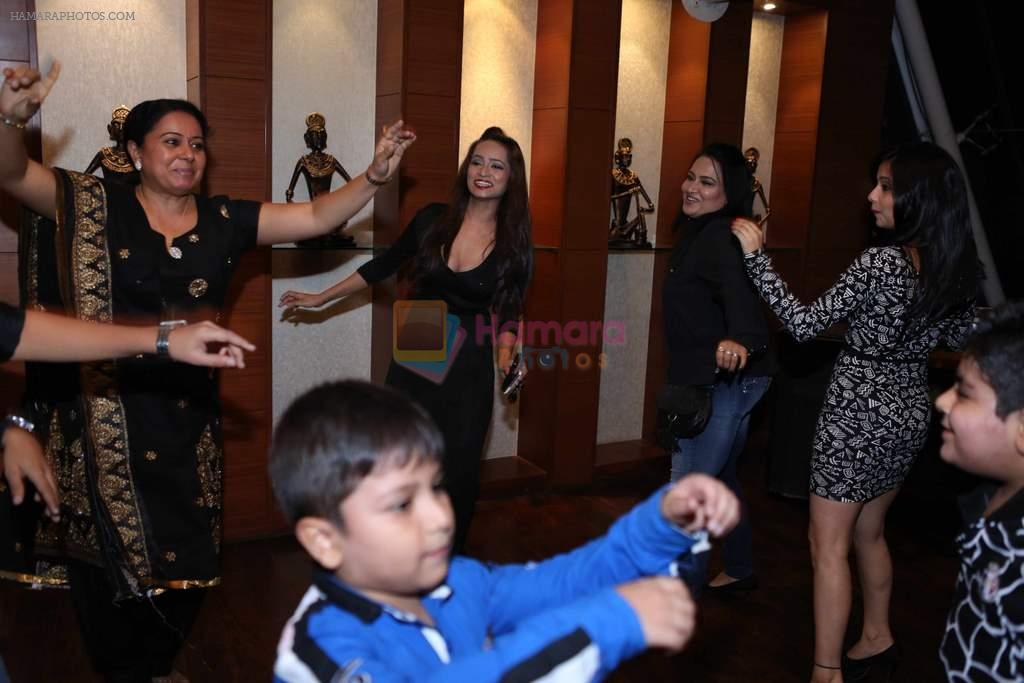 Diya Aur Baati Gang Dancing at India Forums.com 10th anniversary bash in mumbai on 9th Dec 2013
