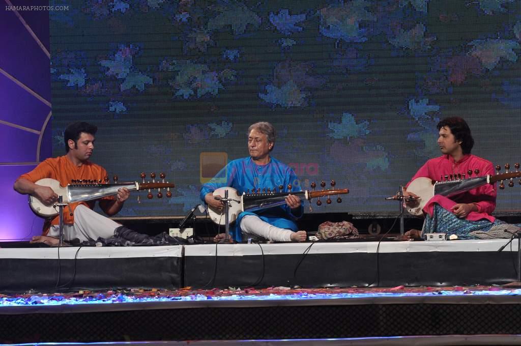 Amjad Ali Khan, Amaan and Ayaan Ali concert in Andheri, Mumbai on 15th Dec 2013