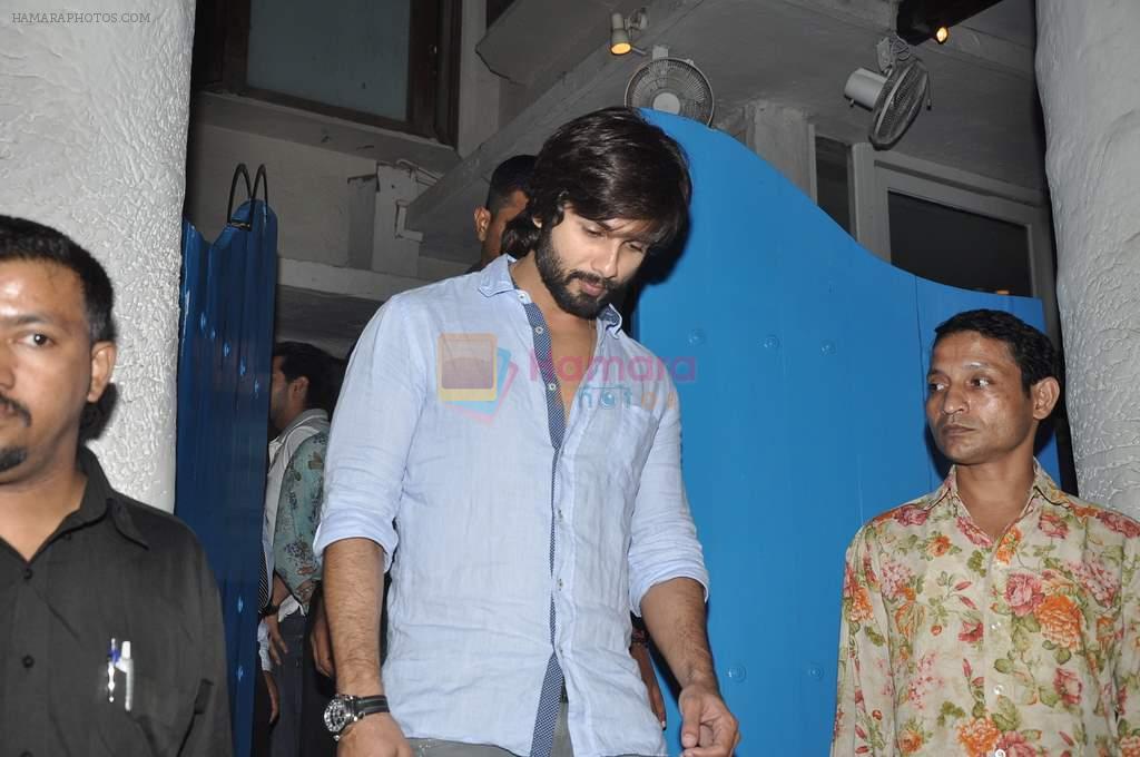 Shahid Kapoor snapped at Olive on 17th Dec 2013