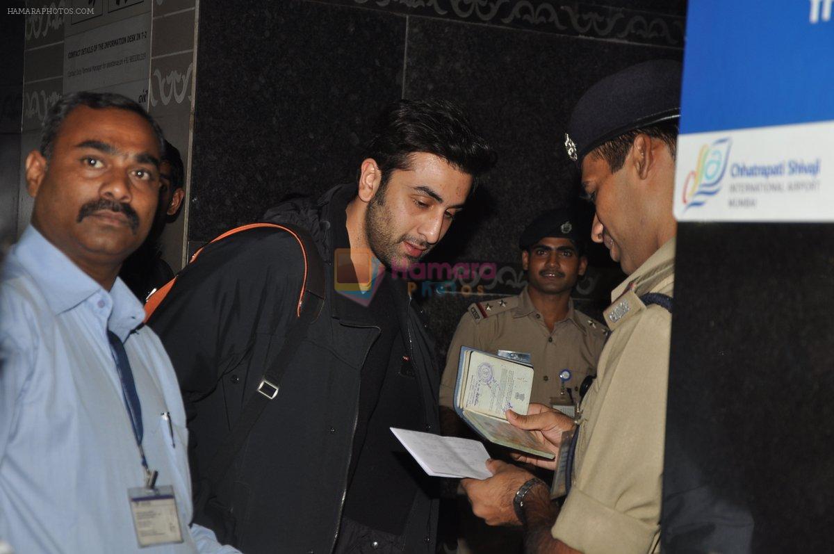 Ranbir Kapoor leave for New Years Vacation in Mumbai on 25th Dec 2013
