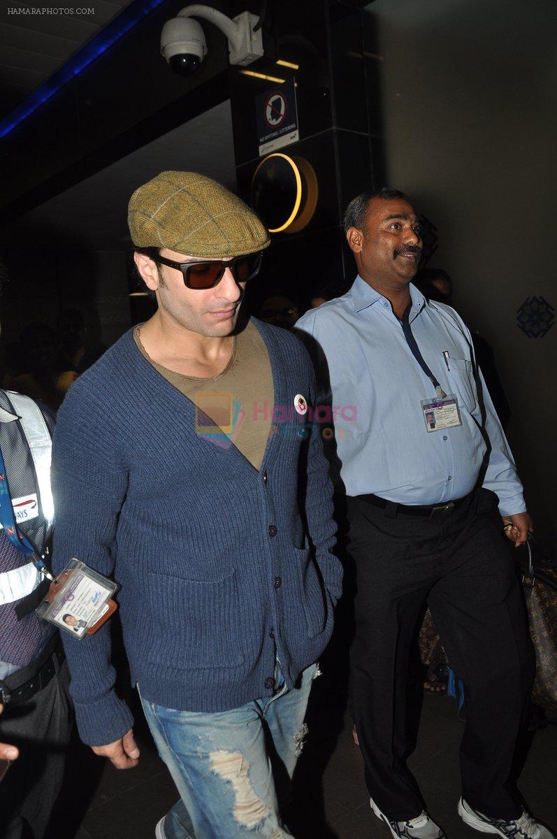 Saif Ali Khan leave for their new years vacation in Mumbai on 25th Dec 2013