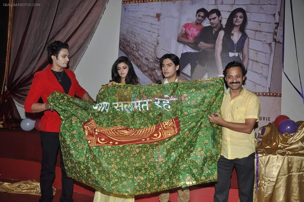 Salman Khan's fans dedicate a movie on him in Bandra, Mumbai on 27th Dec 2013