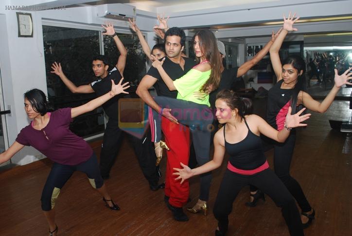 Aarti Chabria rehearses for her new year perfomance for Country Club on 29th Dec 2013