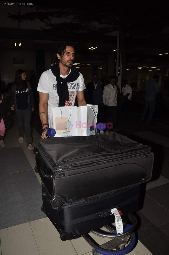 Arjun Rampal snapped at airport in Mumbai on 3rd Jan 2014