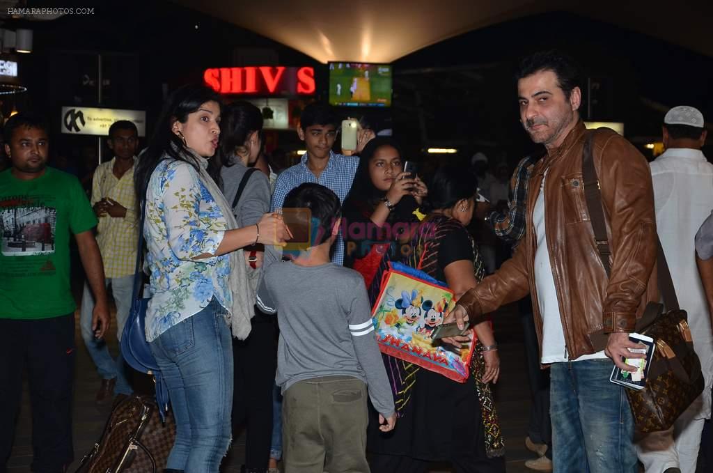 Sanjay Kapoor snapped at airport in Mumbai on 3rd Jan 2014