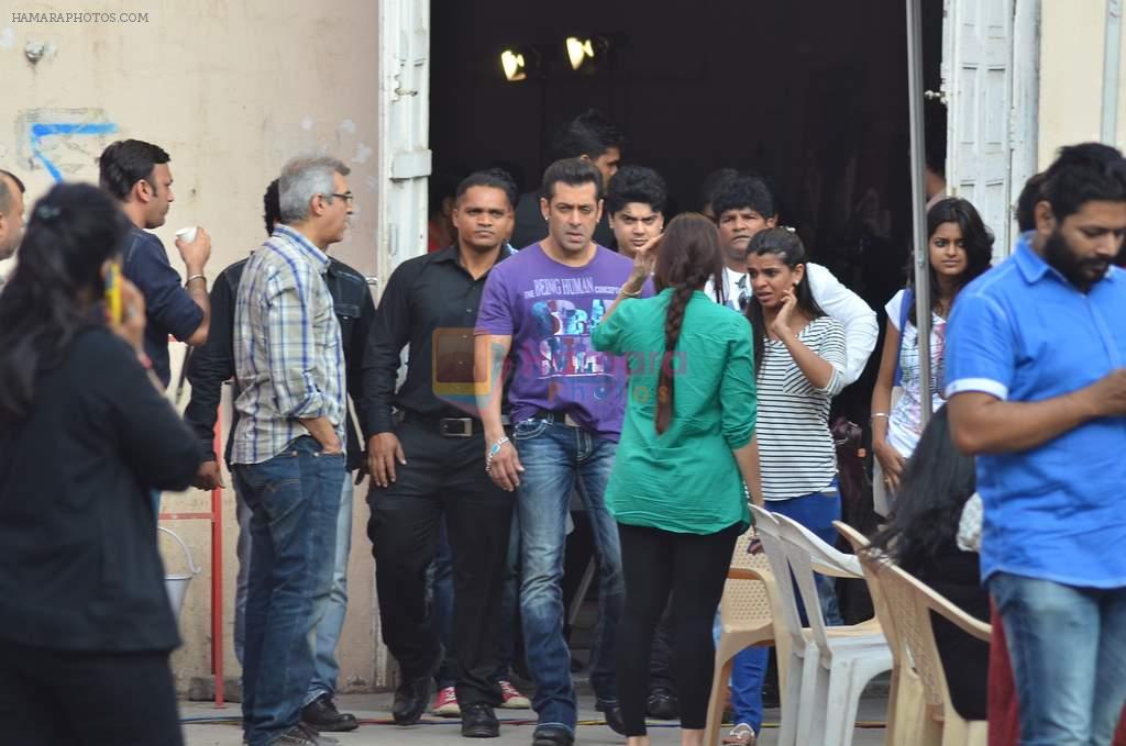 Salman Khan snapped at Mehboob in Mumbai on 3rd Jan 2014