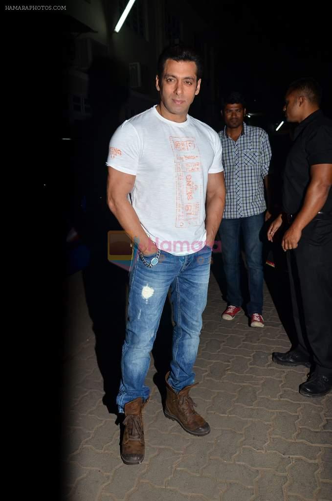 Salman Khan snapped at Mehboob in Mumbai on 4th Jan 2014