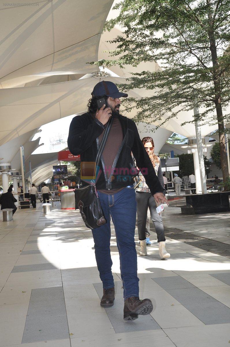 Madhavan snapped at the airport in Mumbai on 5th Jan 2014