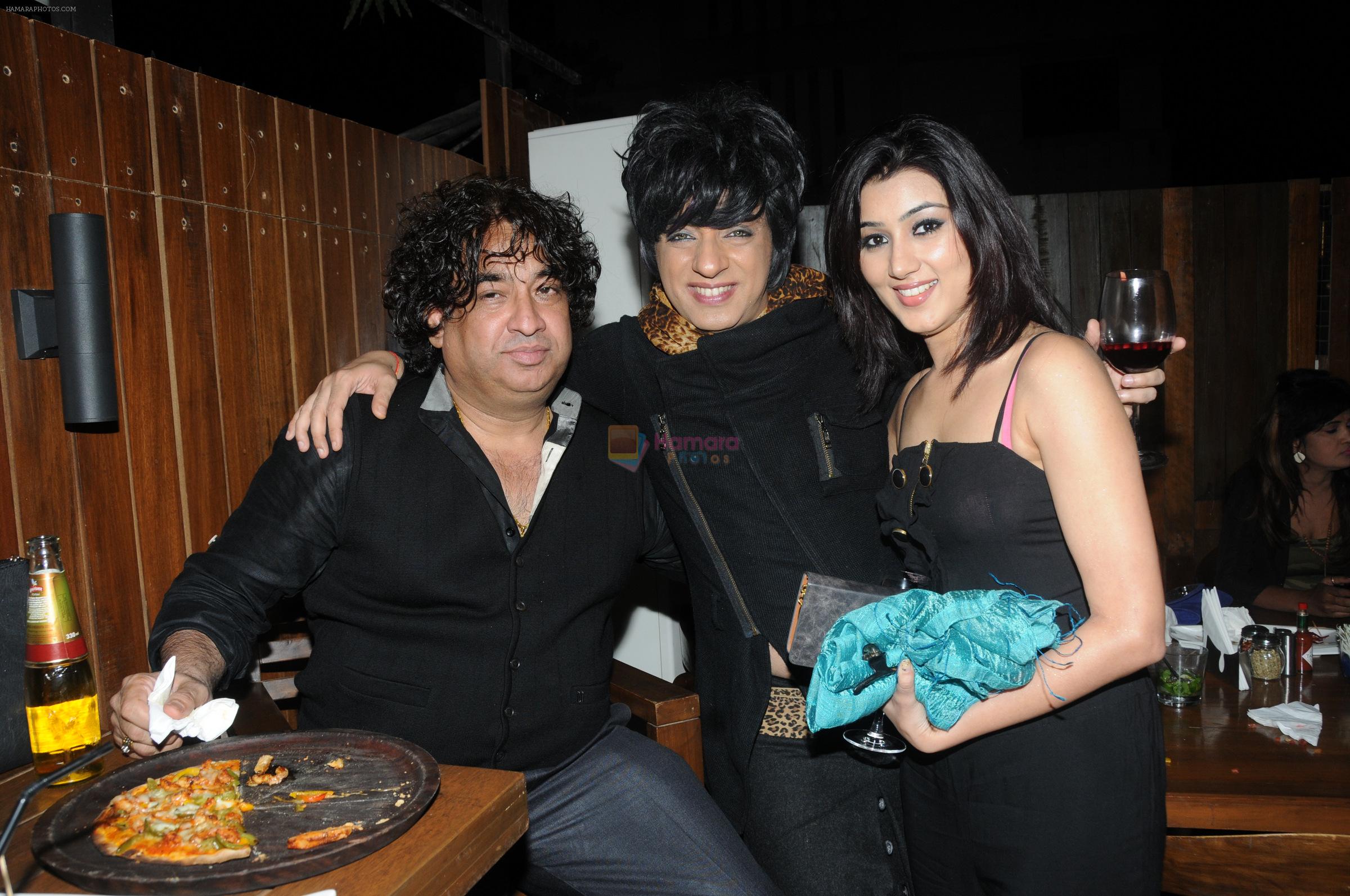 Rohhit Verma hosts a surprise party for Prem Sharma in Mumbai on 5th Jan 2014