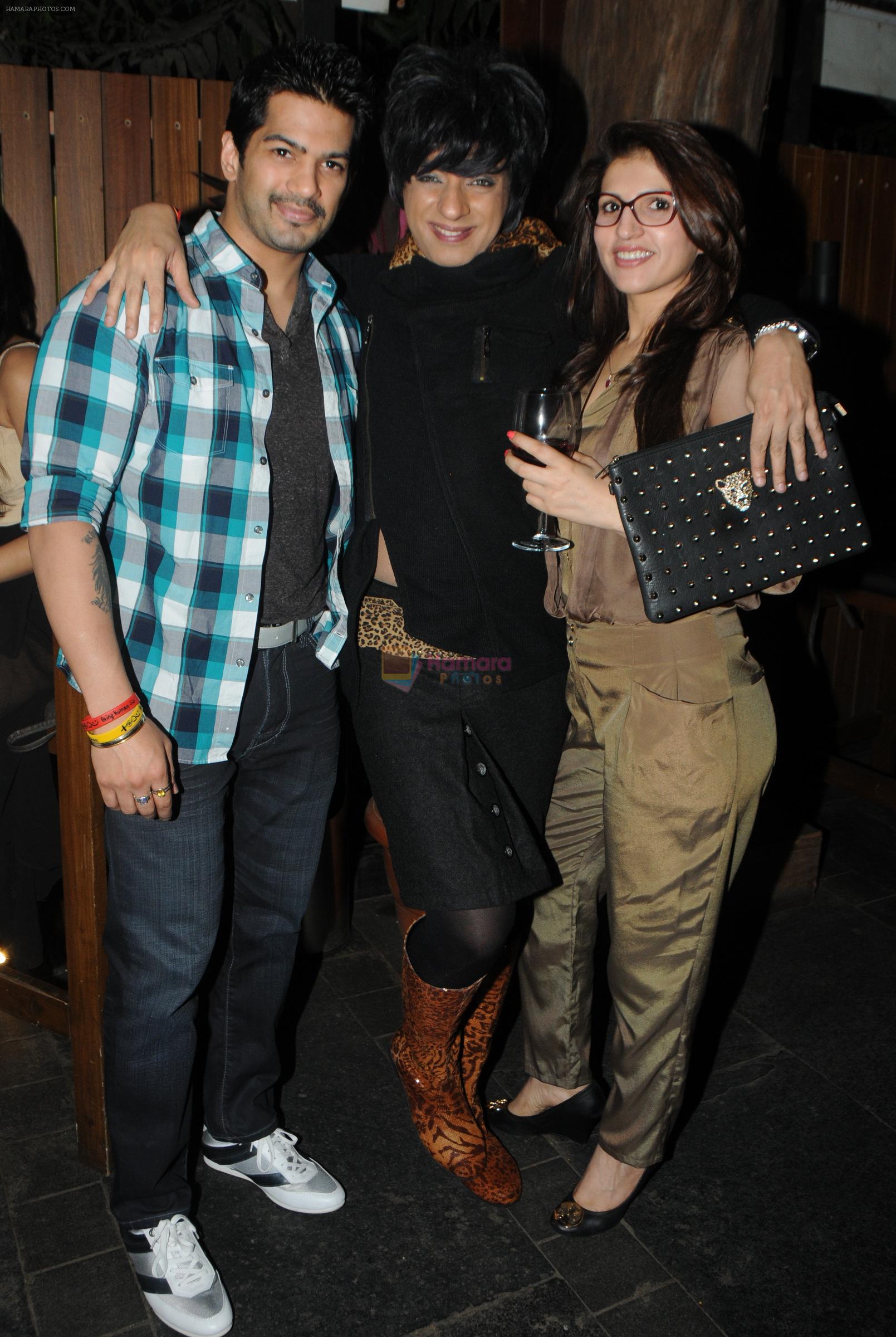 Amit and Ruby Tandon with Rohhit Verma at Rohhit Verma hosts a surprise party for Prem Sharma in Mumbai on 5th Jan 2014