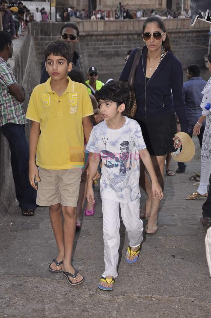 Hrihrik Roshan spends bday with his kids in Gateway of India, Mumbai on 10th Jan 2014
