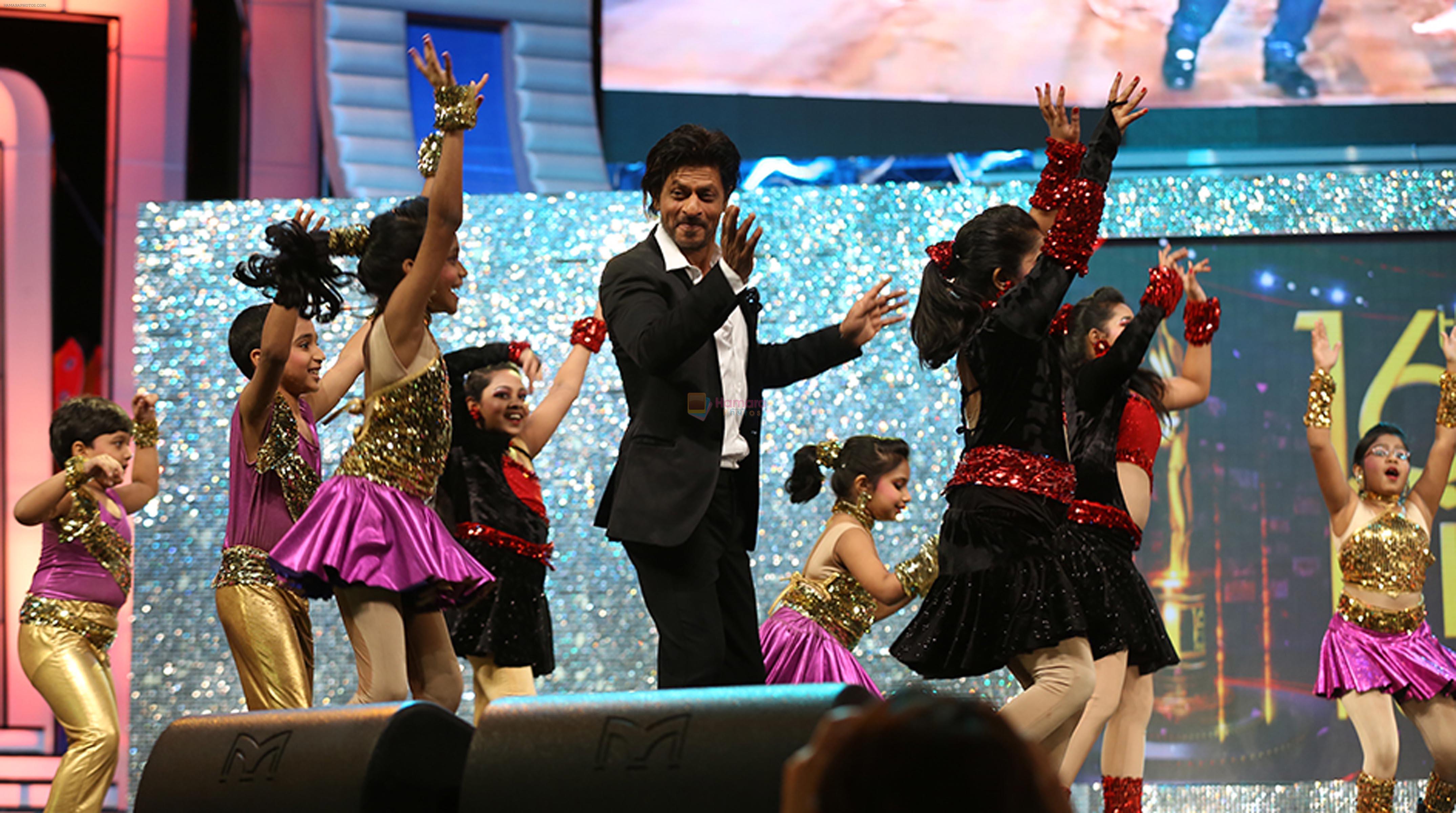 SRK HONOURED WITH THE INTERNATIONAL ICON OF INDIAN CINEMA AWARD BY ASIANET