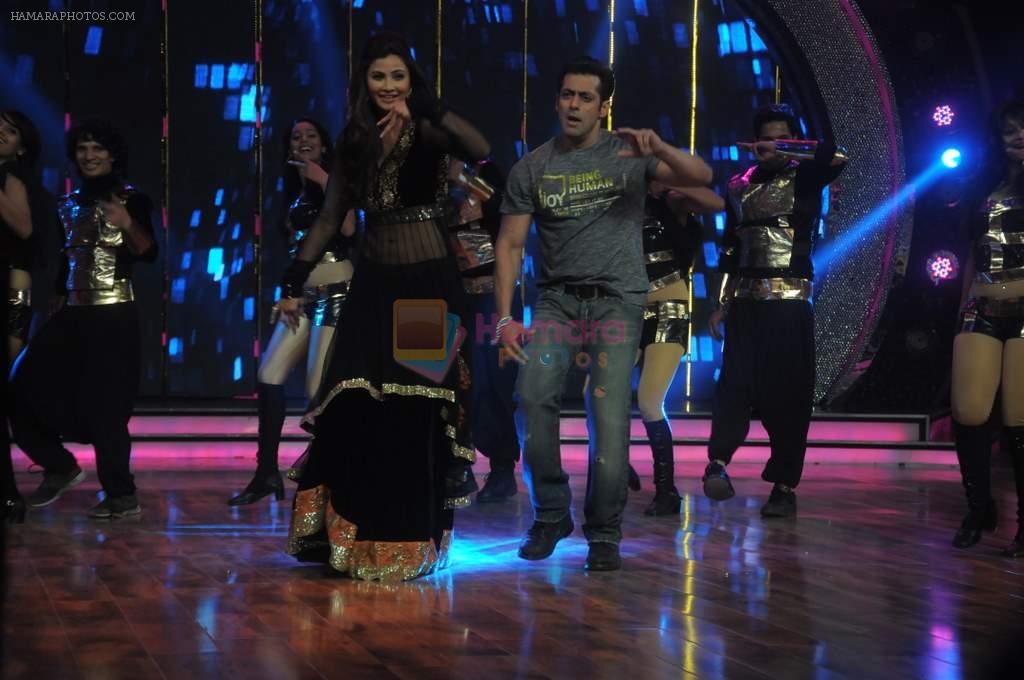 Salman Khan, Daisy Shah on the sets of ZEE DID in Mahalaxmi, Mumbai on 13th Jan 2014