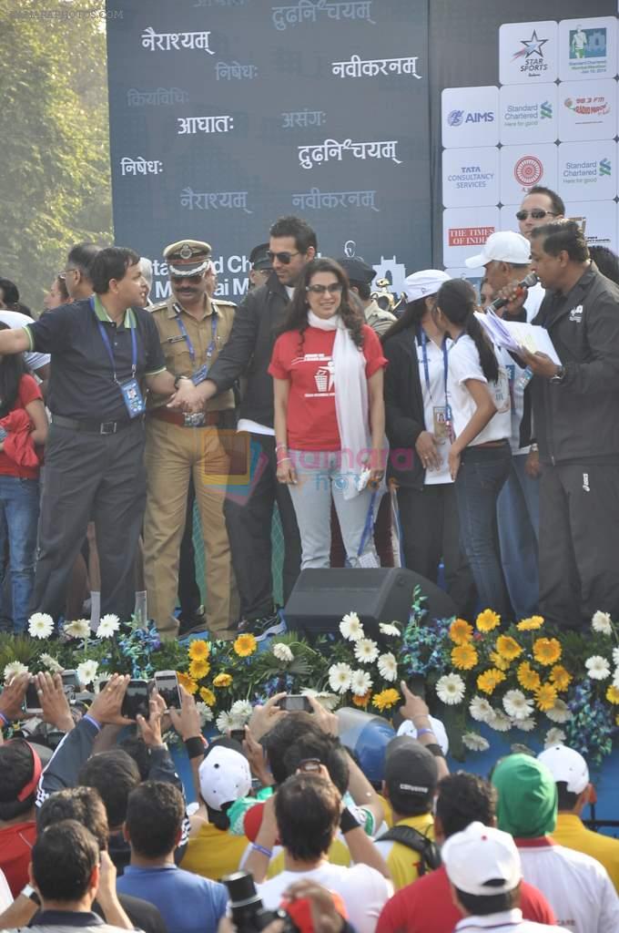 Juhi Chawla, John Abraham at Standard Chartered Marathon in Mumbai on 19th Jan 2014