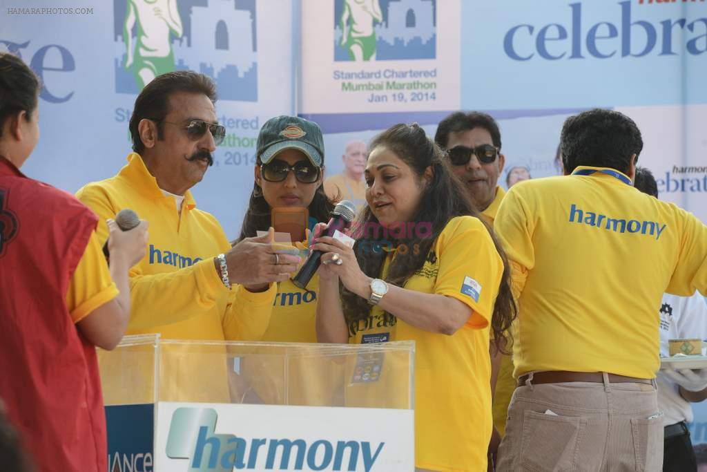 Tina Ambani, Gulshan Grover, Mahi Gill at Standard Chartered Marathon in Mumbai on 19th Jan 2014