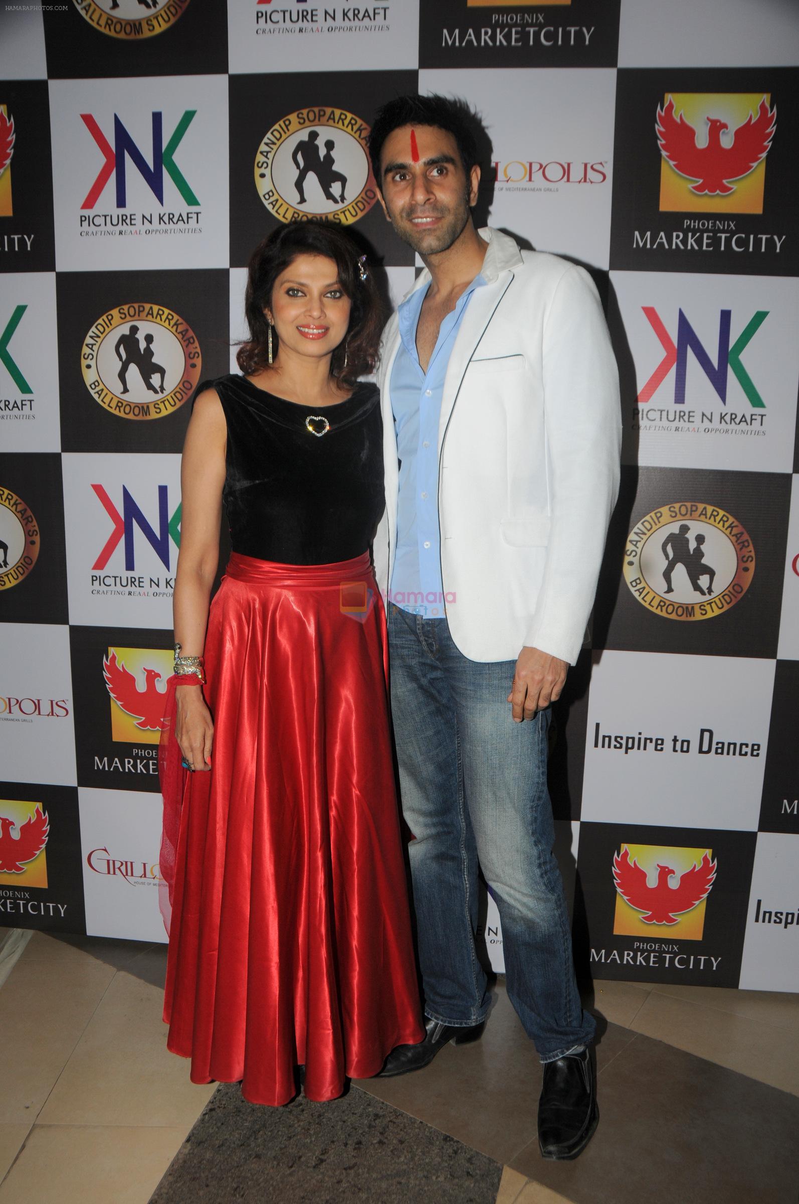SAndip Soparrkar with Varsha Usgaonkar at Phoenix Marketcity Kurla hosted dance performance in Mumbai on 19th Jan 2014