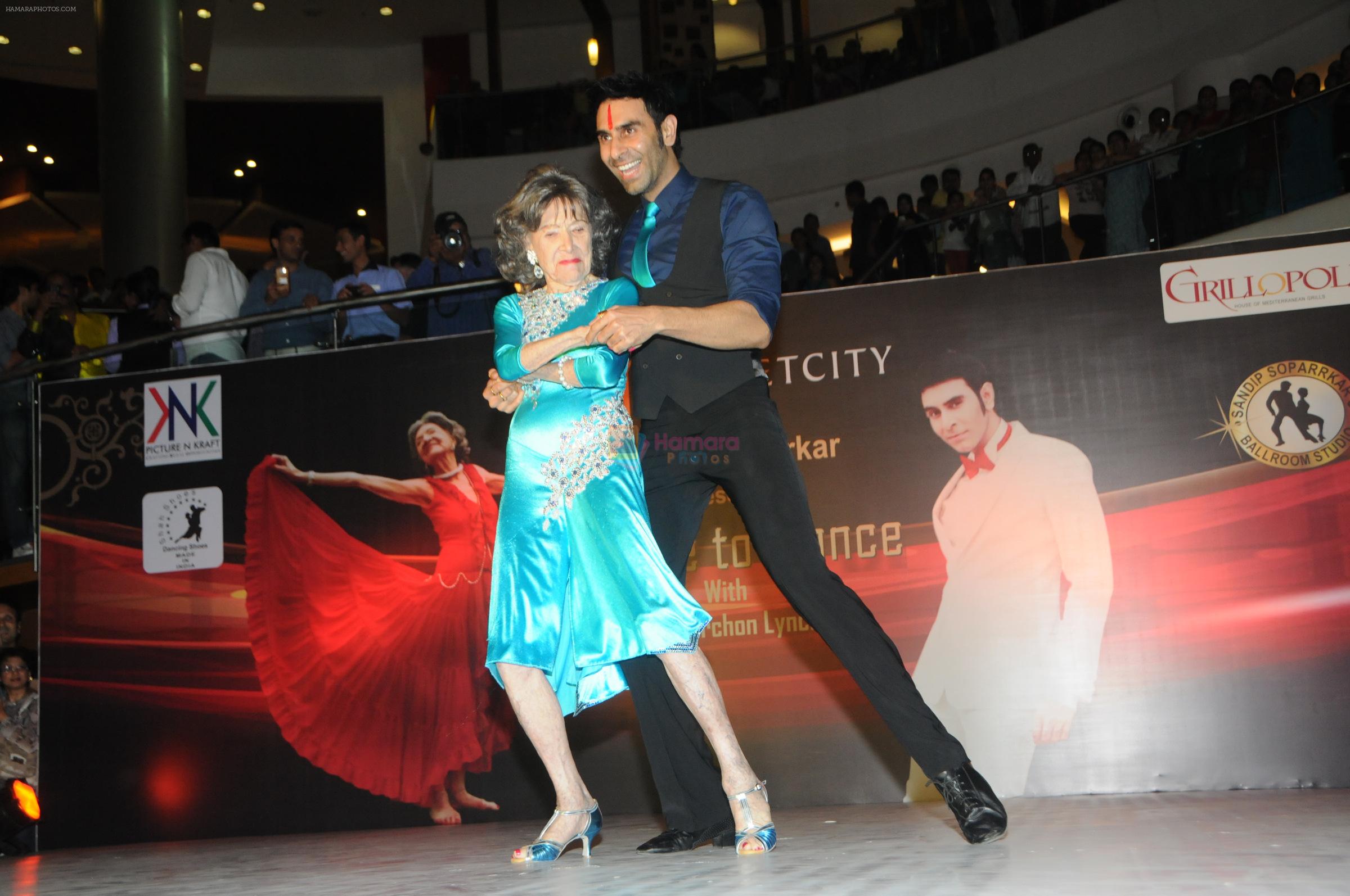 Sandip Soparrkar with Tao Porchon Lynch at Phoenix Marketcity Kurla hosted dance performance in Mumbai on 19th Jan 2014