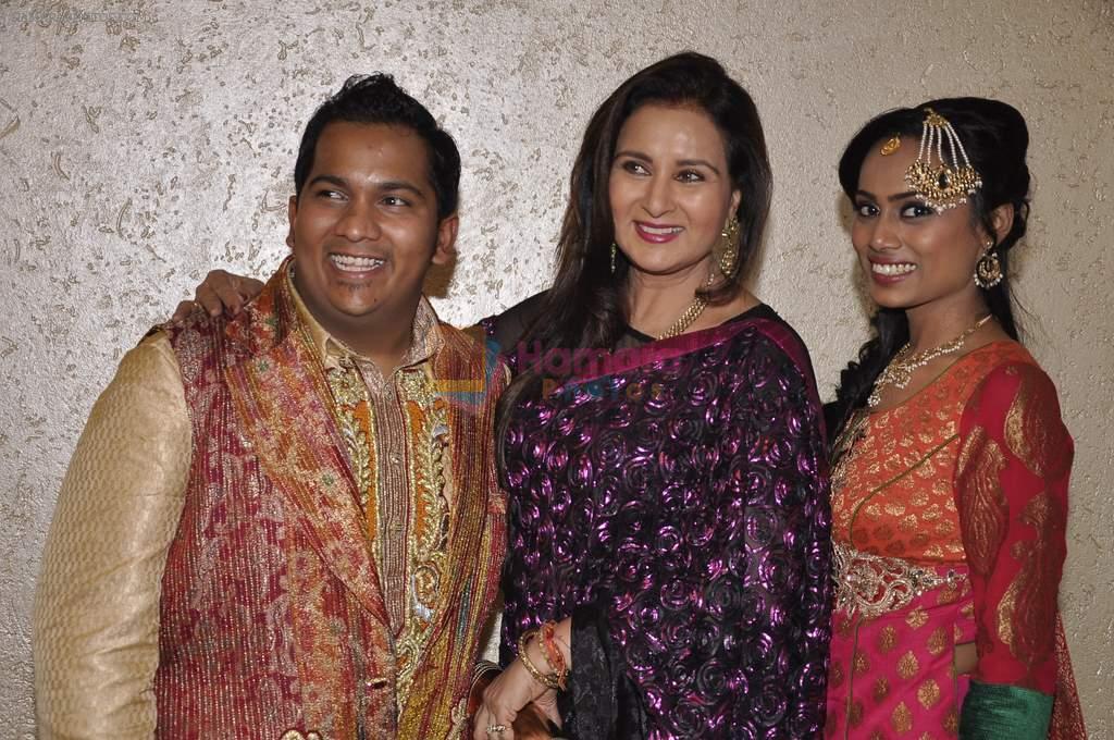 Poonam Dhillon at Rohan Palshetkar's wedding reception in Mayfair, Mumbai on 20th Jan 2014