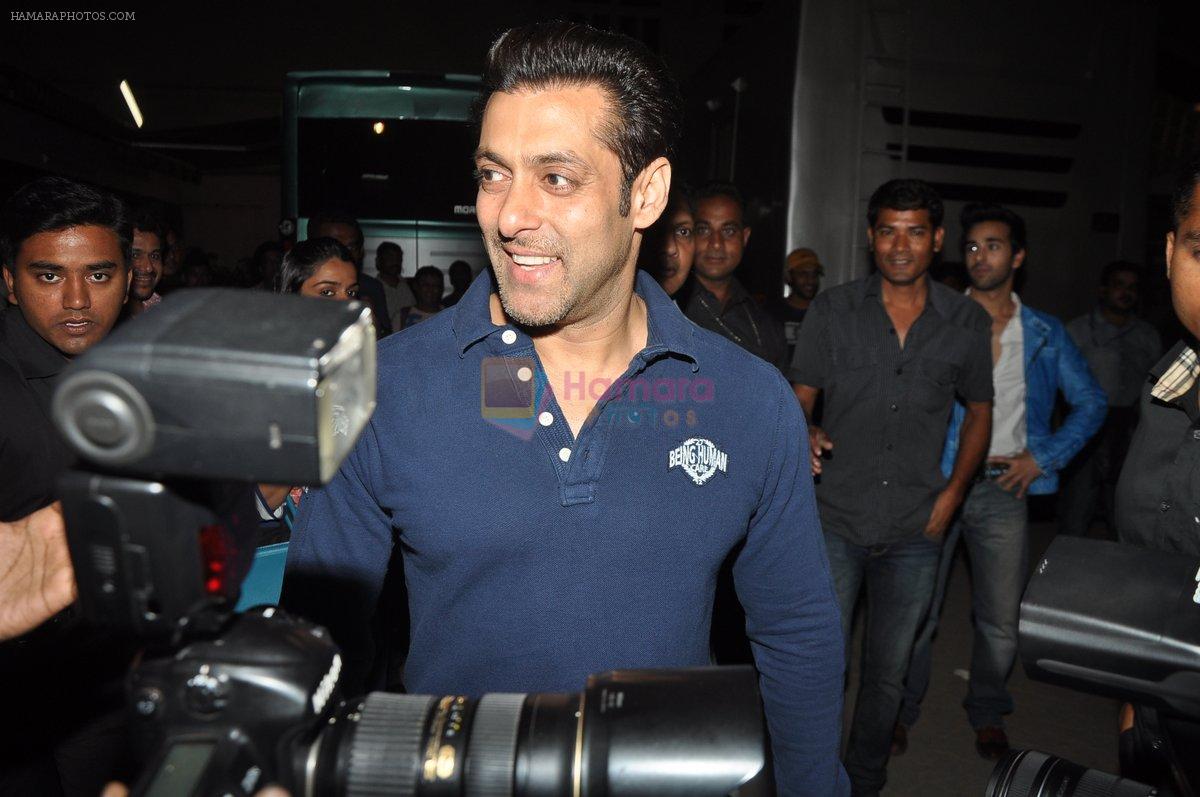 Salman Khan, Katrina Kaif Snapped in Mumbai on 23rd Jan 2014