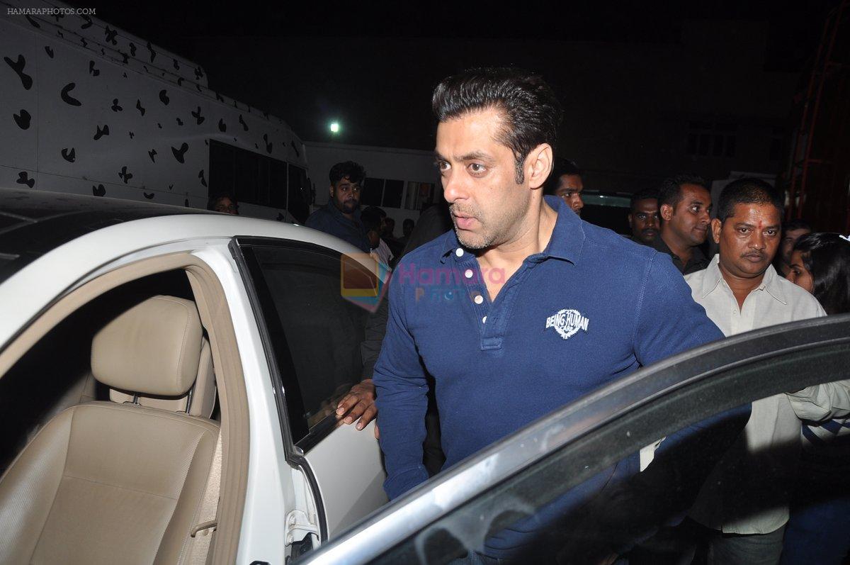 Salman Khan, Katrina Kaif Snapped in Mumbai on 23rd Jan 2014