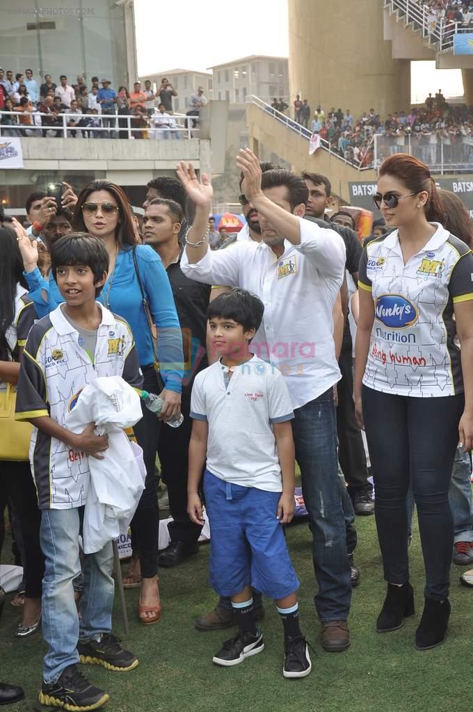 Salman Khan, Daisy Shah at CCL match in D Y Patil, Mumbai on 25th Jan 2014