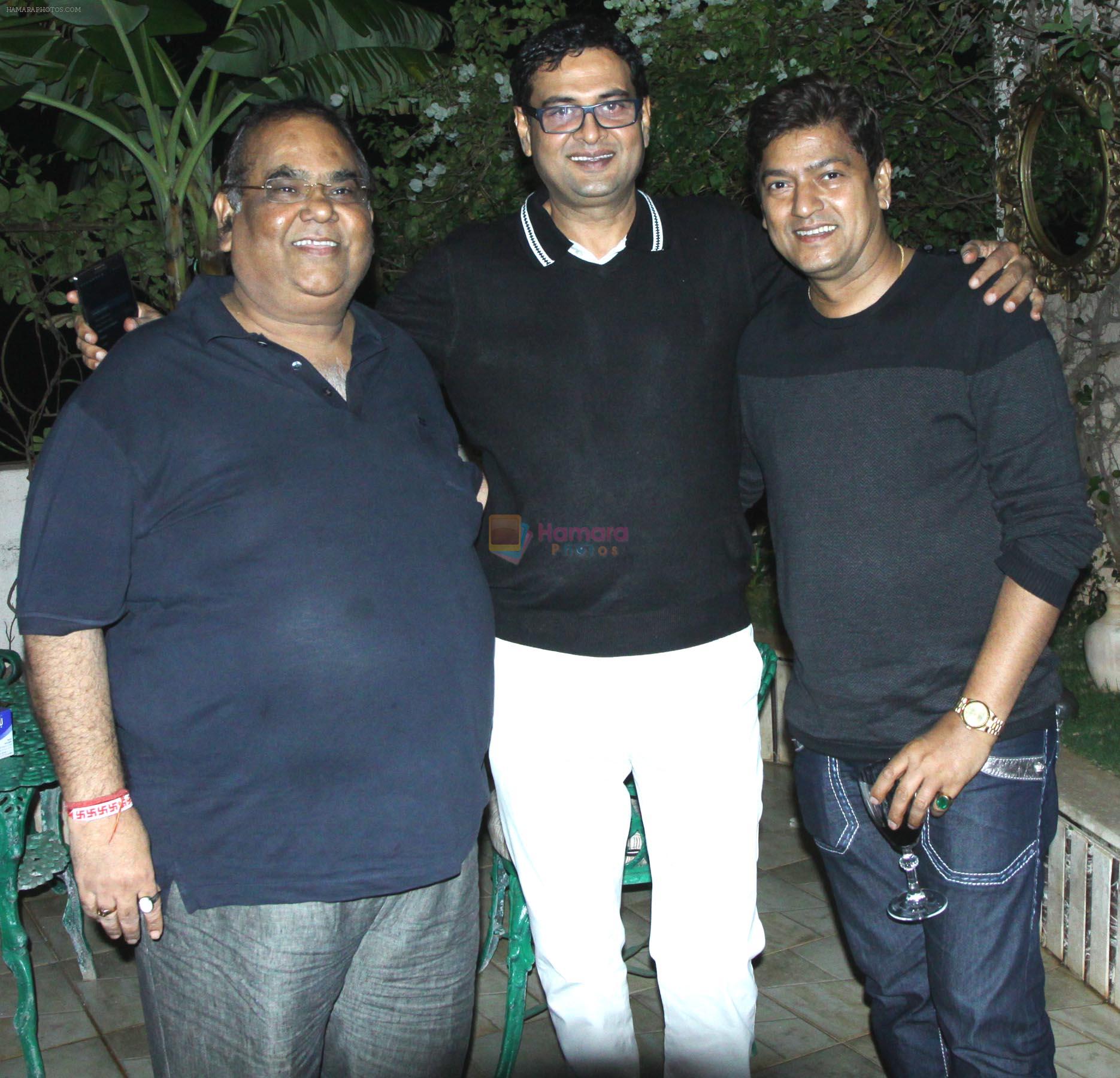 satish kaushik,rumi jaffrey & aadesh srivastava at a surprise birthday party for Sudhir Mishra by Rahul Bhat in Mumbai on 22nd Jan 2014
