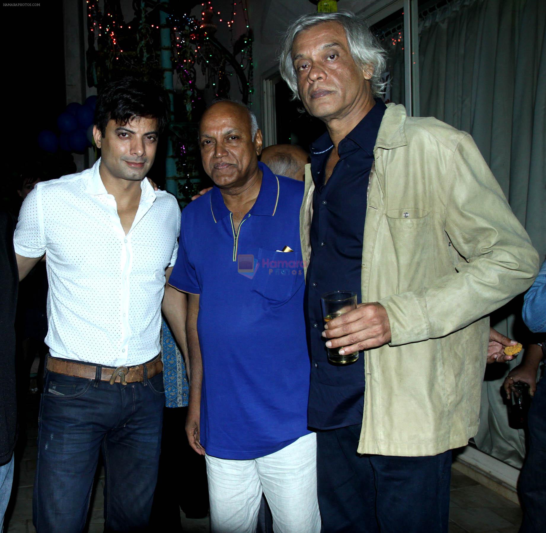 rahul bhat,manmohan singh & sudhir mishra at a surprise birthday party for Sudhir Mishra by Rahul Bhat in Mumbai on 22nd Jan 2014