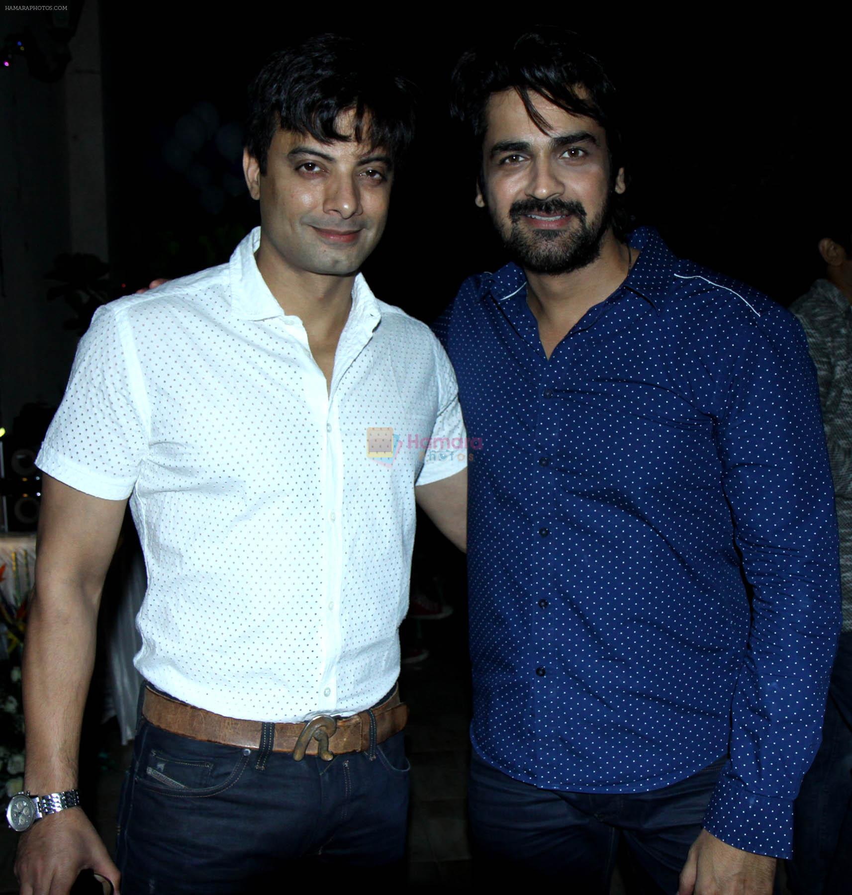 rahul bhat & arjum bajwa at a surprise birthday party for Sudhir Mishra by Rahul Bhat in Mumbai on 22nd Jan 2014