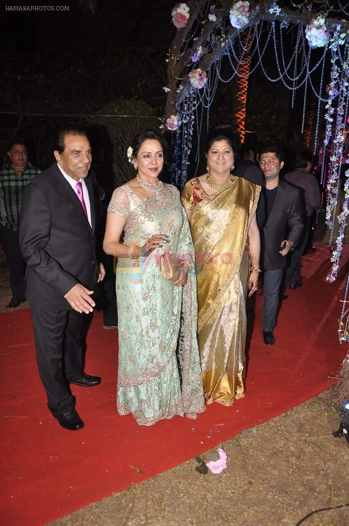 Hema Malini, Dharmendra at Ahana Deol's Wedding Reception in Mumbai on 2nd Feb 2014