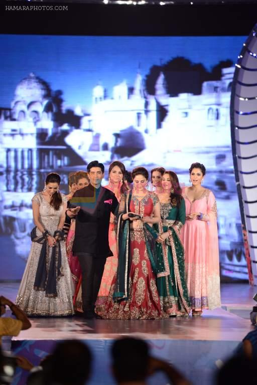 Madhuri, Preity, Lara, Evelyn, Malaika, Mandira, Isha at Manish malhotra show for save n empower the girl child cause by lilavati hospital in Mumbai on 5th Feb 2014