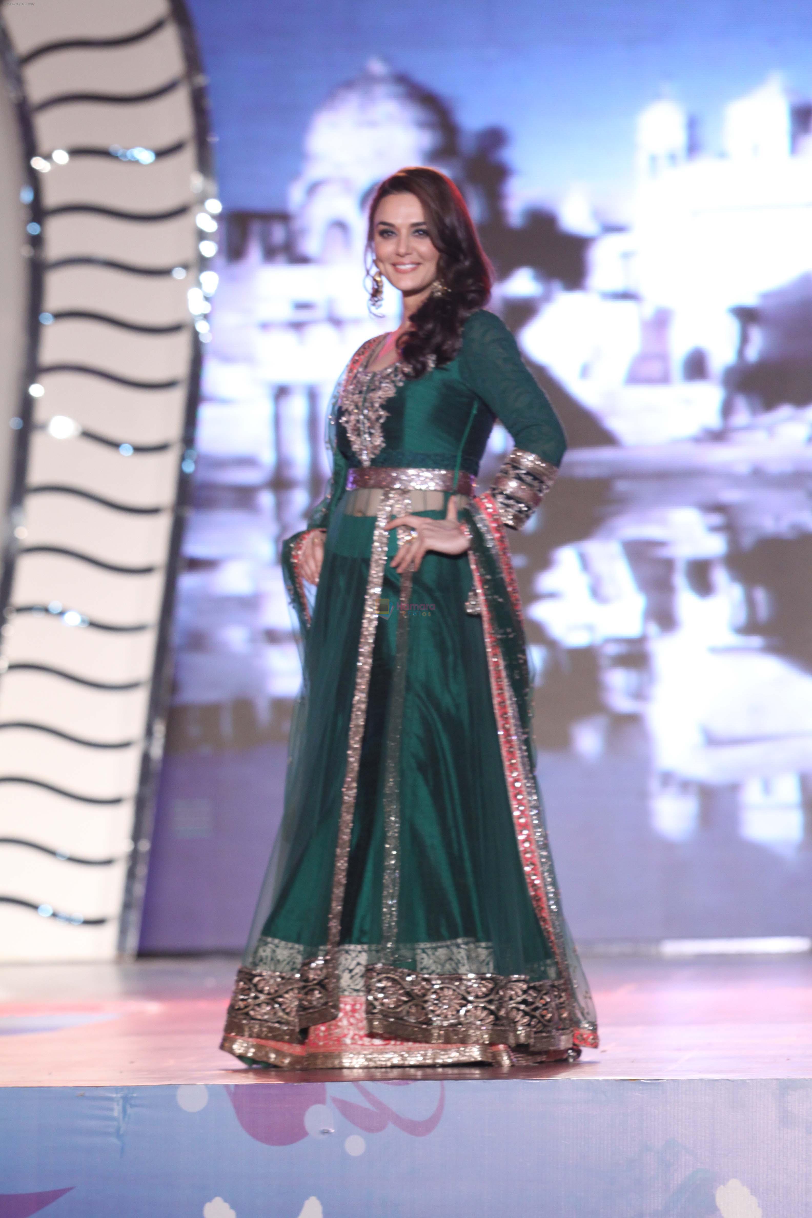 Preity Zinta at Manish malhotra show for save n empower the girl child cause by lilavati hospital in Mumbai on 5th Feb 2014