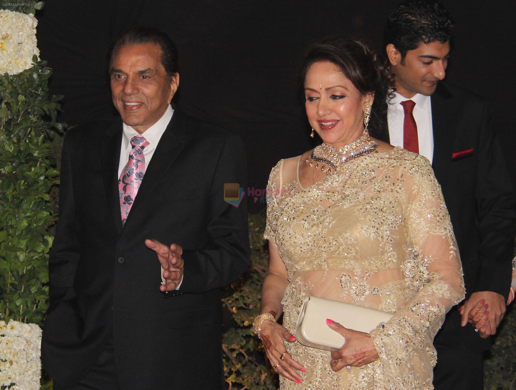 Hema Malini, Dharmendra at Ahana Deol's wedding reception in Delhi on 5th Feb 2014