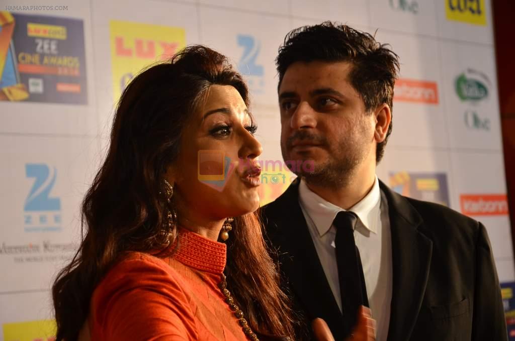 Sonali Bendre, Goldie Behl at Zee Awards red carpet in Filmcity, Mumbai on 8th Feb 2014