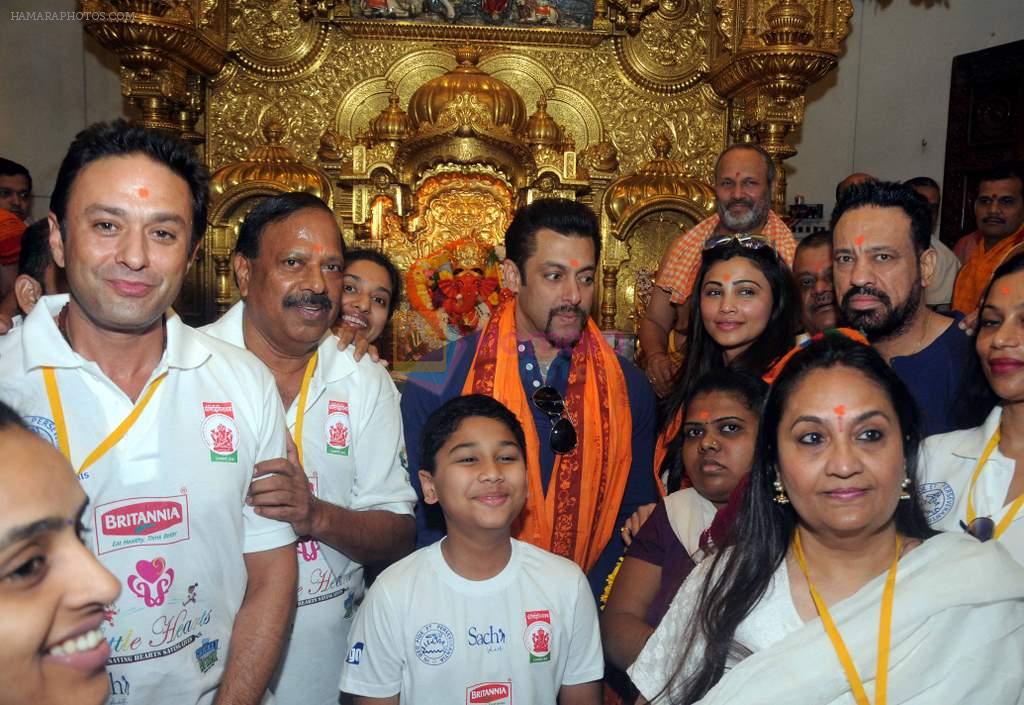 Salman Khan, Daisy Shah, Ness Wadia visit Siddhivinayak in Mumbai on 9th Feb 2014