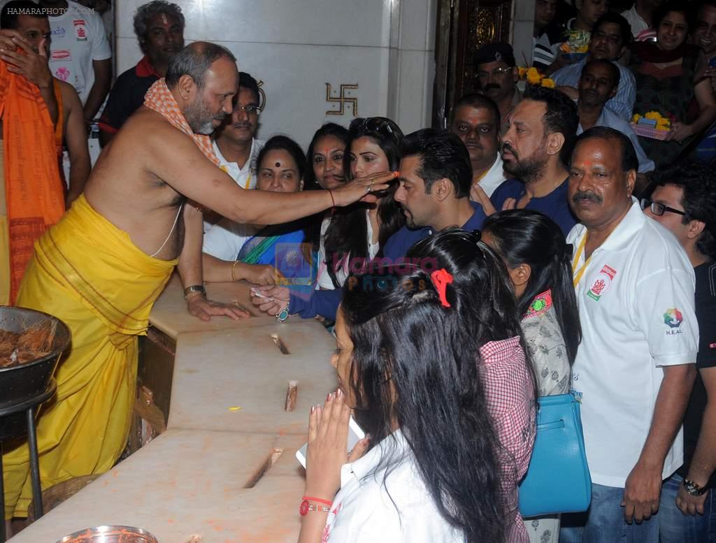 Salman Khan, Daisy Shah visit Siddhivinayak in Mumbai on 9th Feb 2014