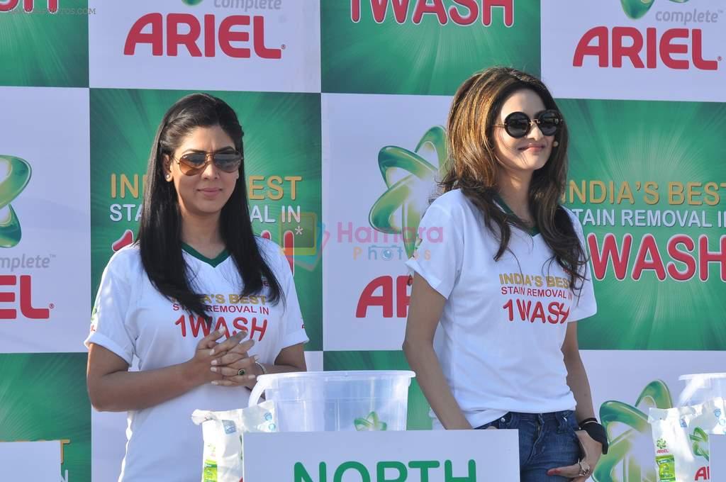 Raveena Tandon, madhoo Shah, Sakshi Tanwar at Ariel world record attempt in Andheri Sports Complex, Mumbai on 11th Feb 2014