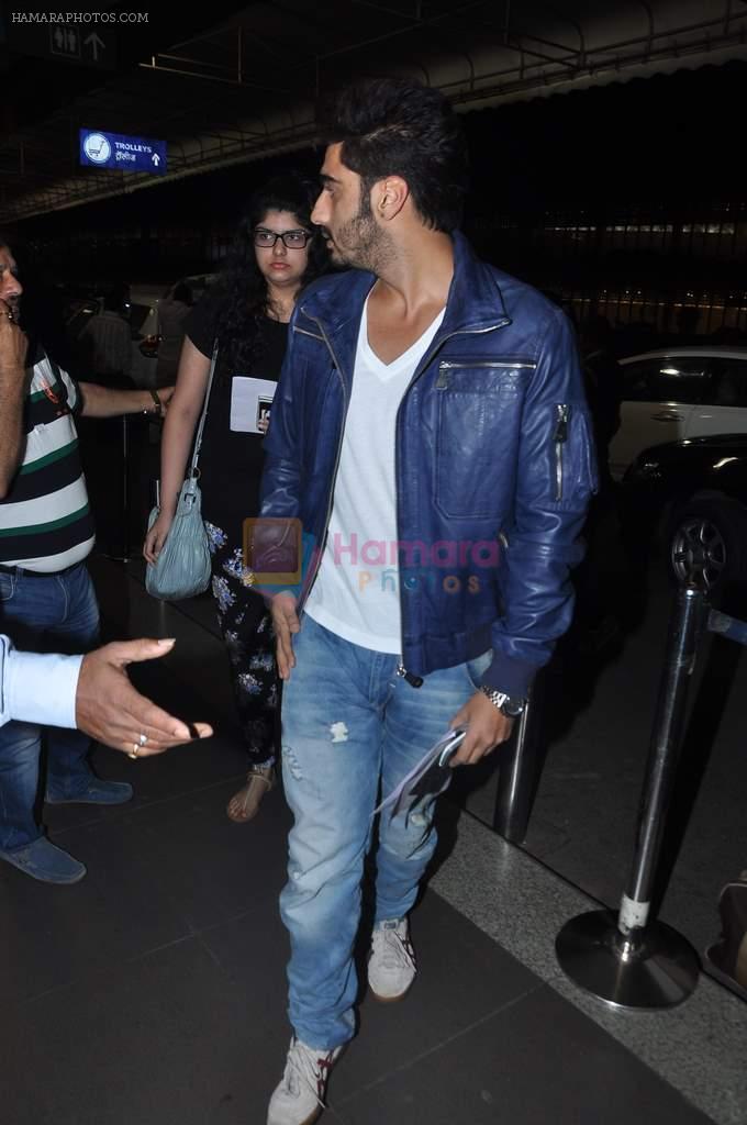 Arjun Kapoor snapped at airport in Mumbai on 12th Feb 2014