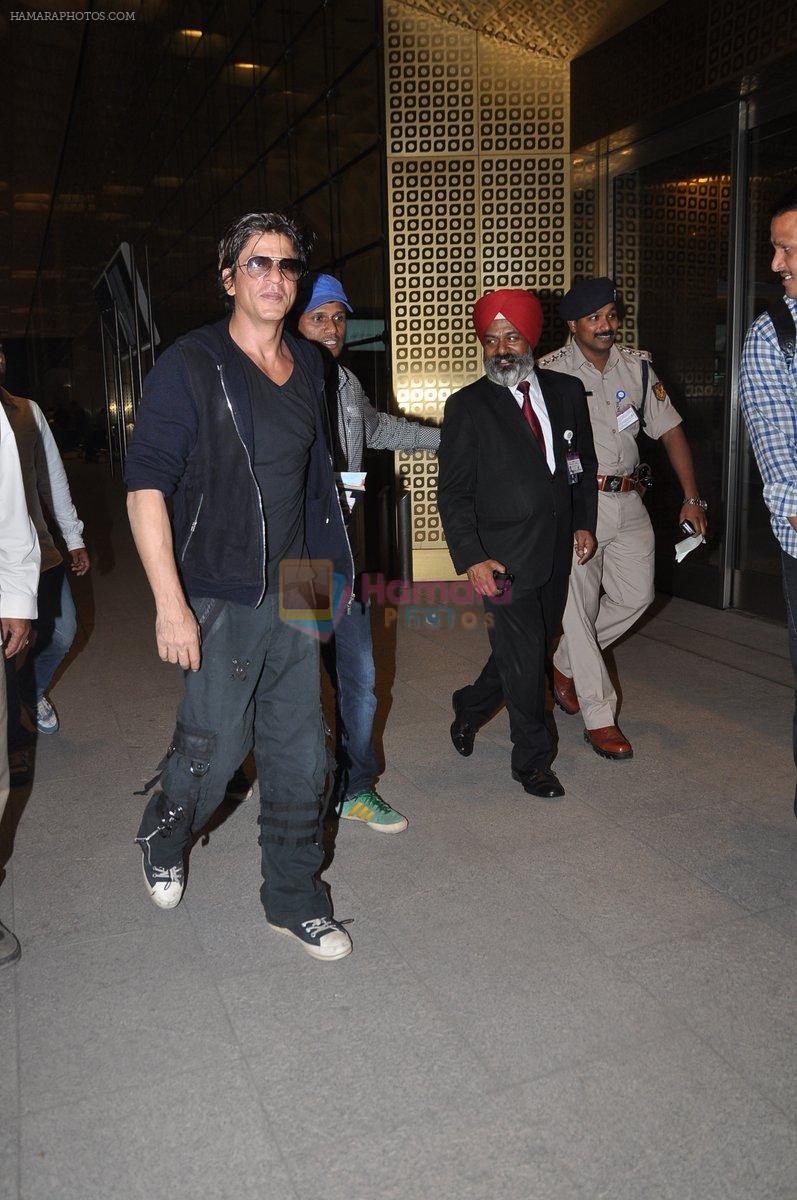 SRK leaves for Malaysia in Mumbai Airport on 13th Feb 2014