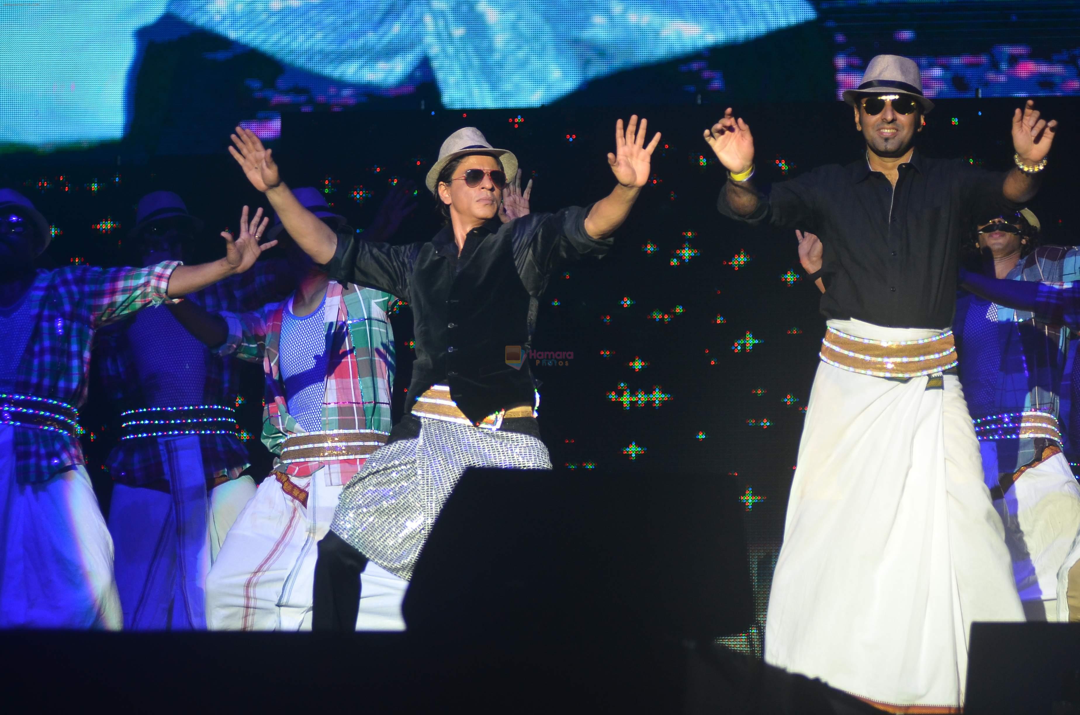 SRK and a audience member perform on Lungi Dance for Temptation Reloaded 2014 Malaysia1
