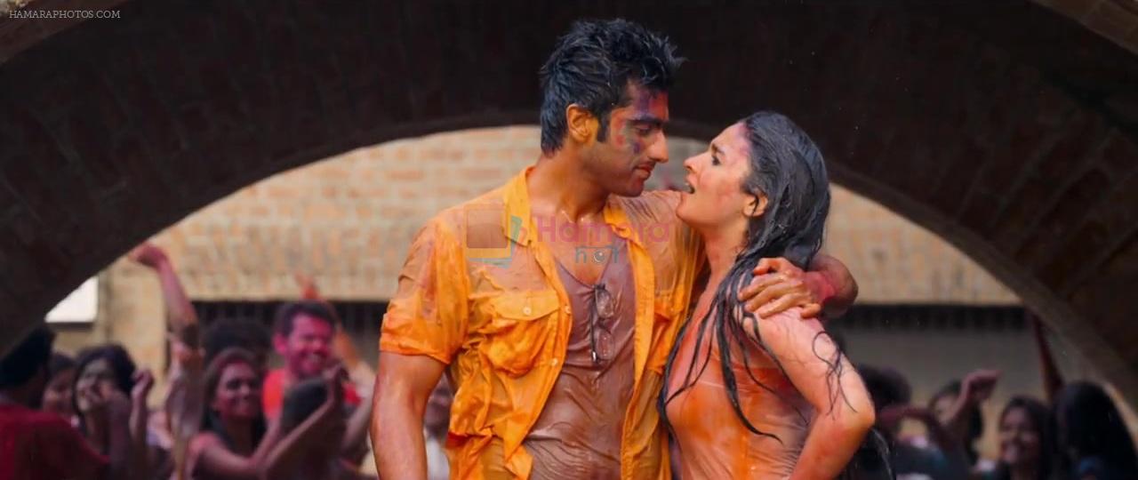 Alia Bhatt and Arjun Kapoor in 2 States Movie Still