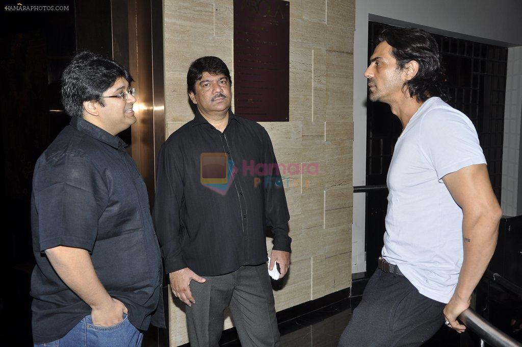 Arjun Rampal at the Viewing of In an Artists Mind - IV presented by Reshma Jani and Shwetambari Soni of Gallerie Angel Art along with Sanjay Gupta on 6th March 2014