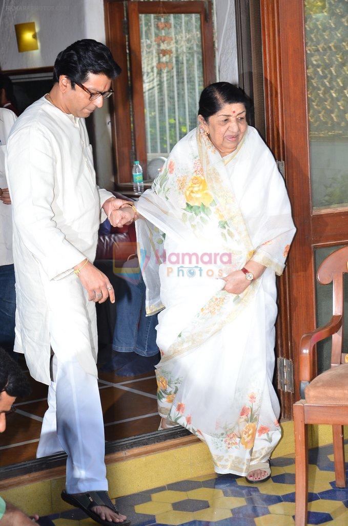 Lata Mangeshkar honoured by Raj Thackeray in Dadar, Mumbai on 9th March 2014